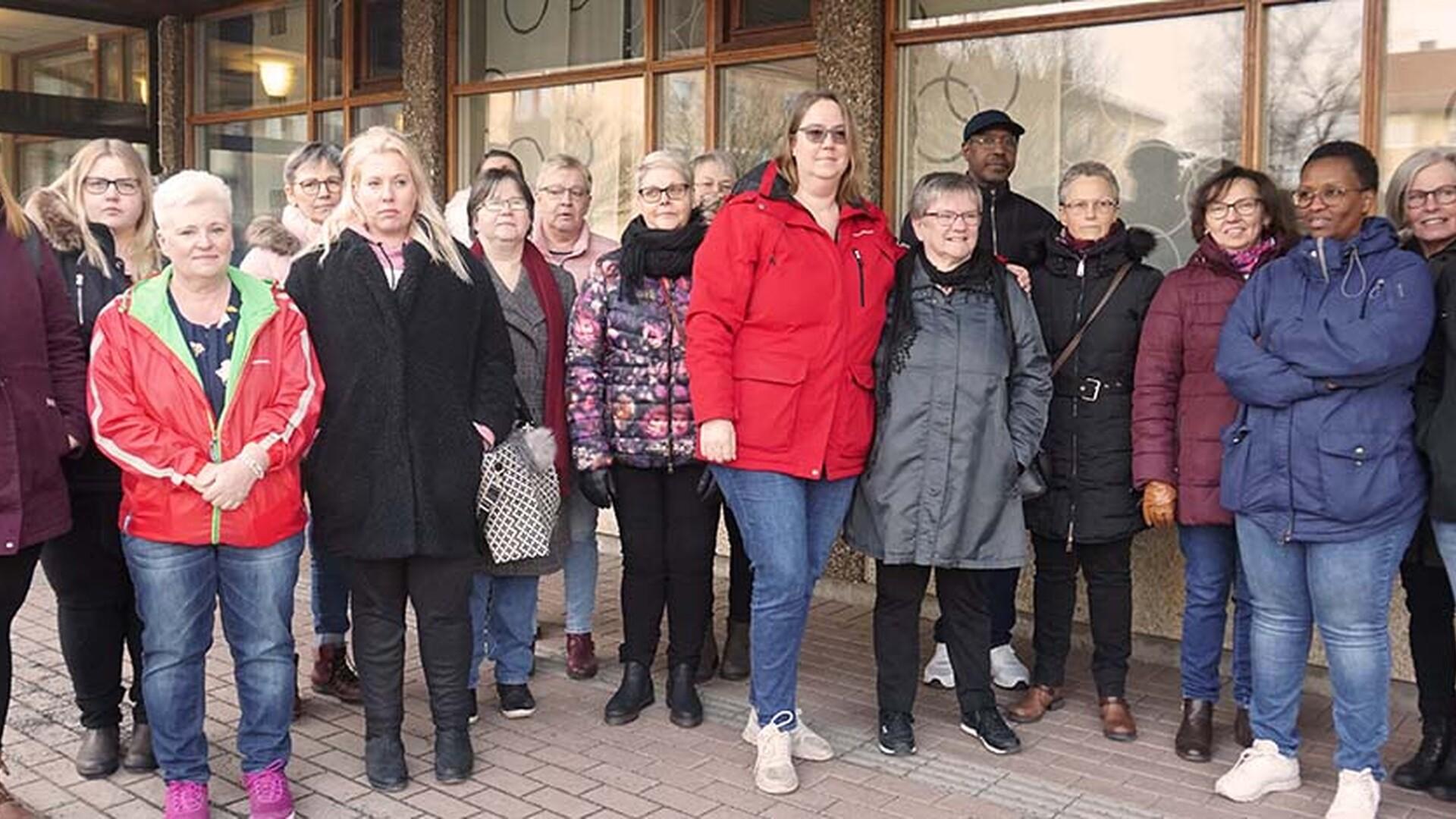 Medlemmar som arbetar i nattorganisationen samlades innan kommunfullmäktiges sammanträde i Skillingehus, Vaggeryds kommun.