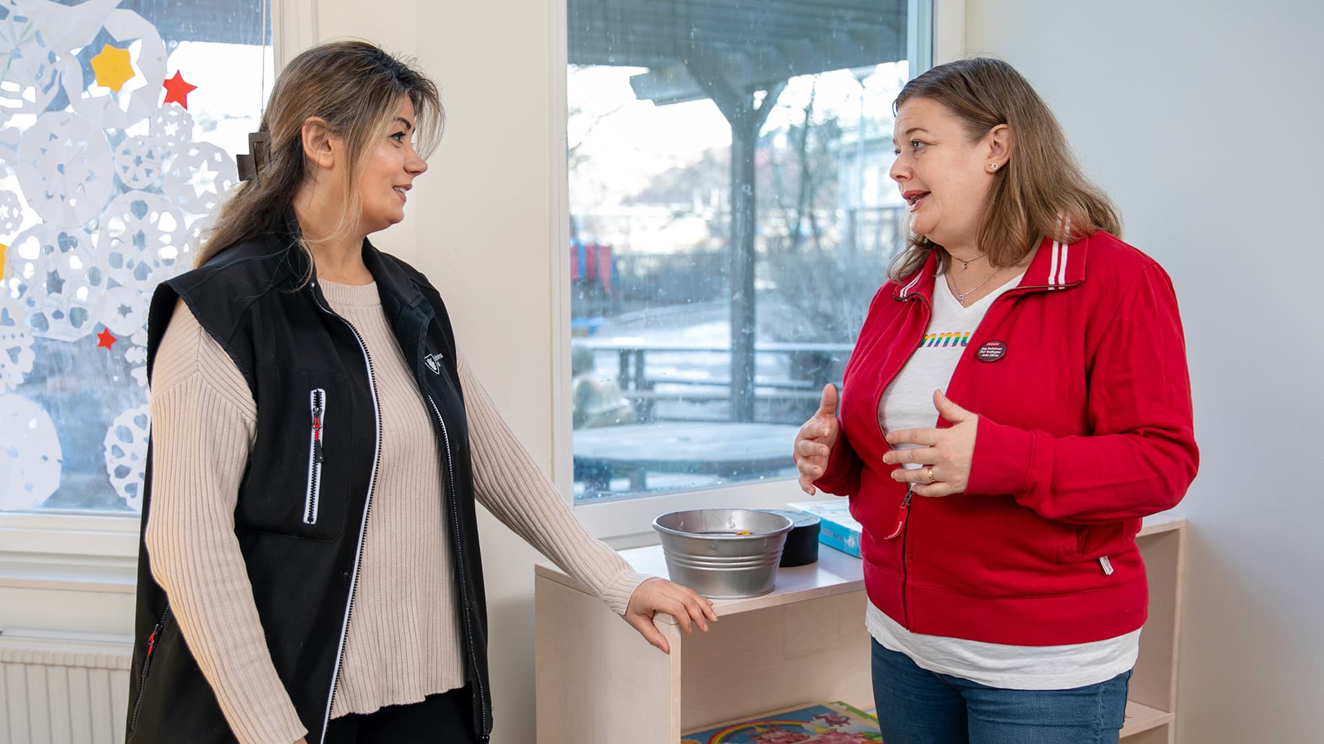 Förbundsordförande Malin Ragnegård pratar med en medlem.