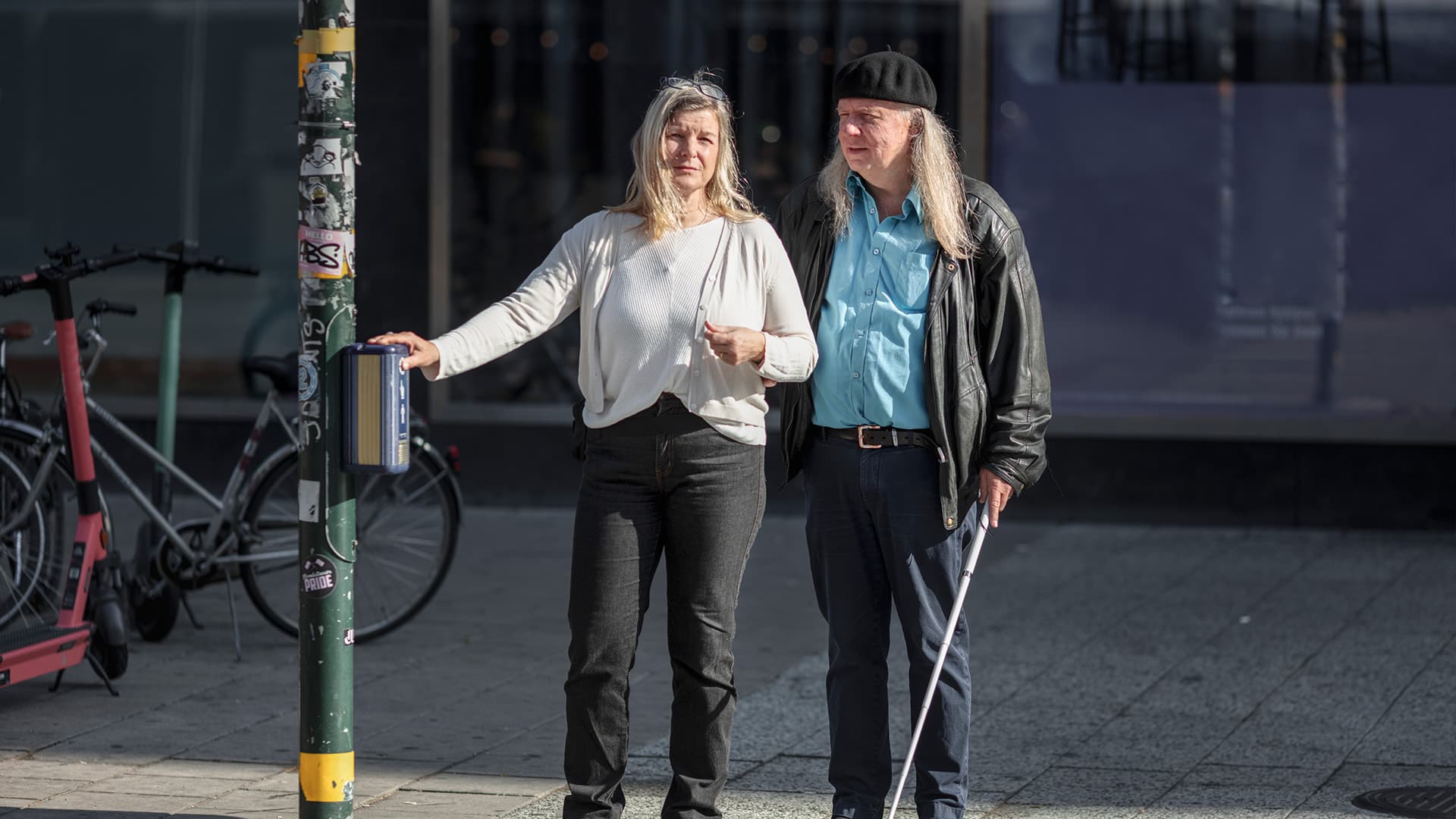 Bild på två personer vid ett övergångsställe.