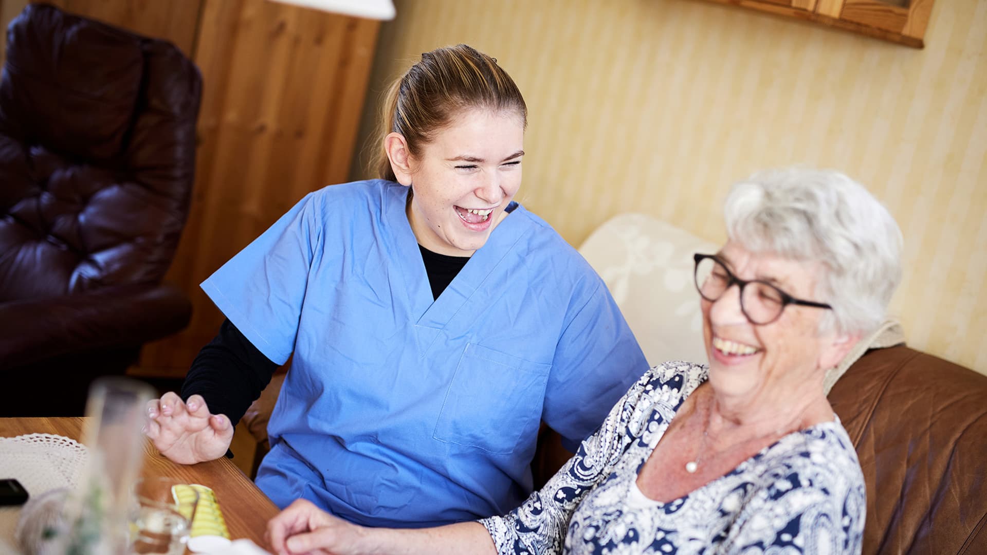 Kvinna med brukare på äldreomsorg