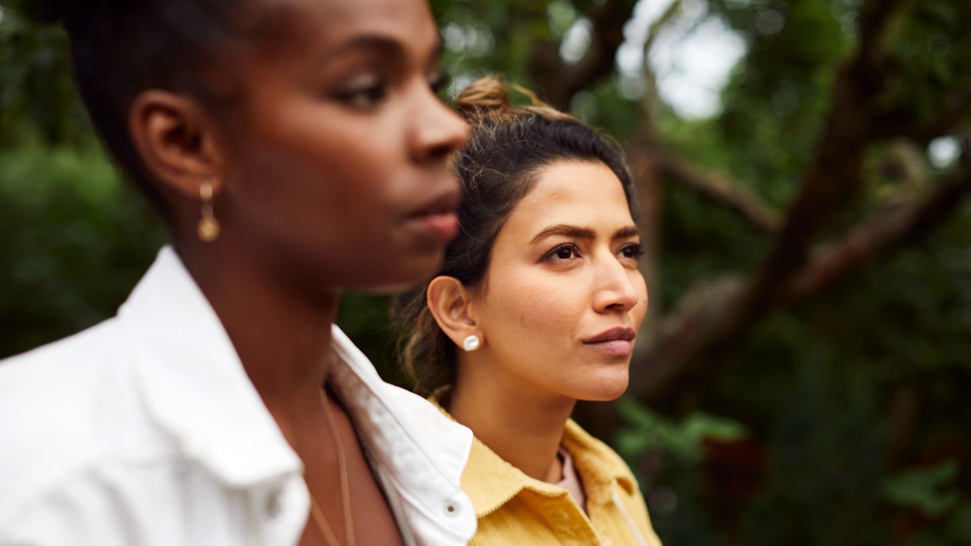 Två unga kvinnor, mångfald, utomhus, lön