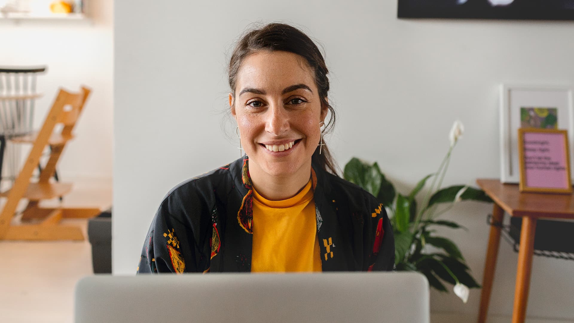 Kvinna vid datorn hemma