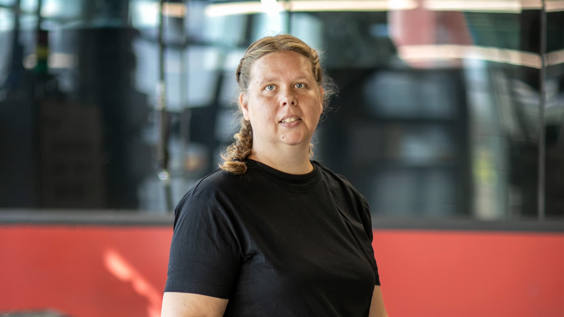 Kvinna som arbetar på bussdepå_Vi är Kommunal