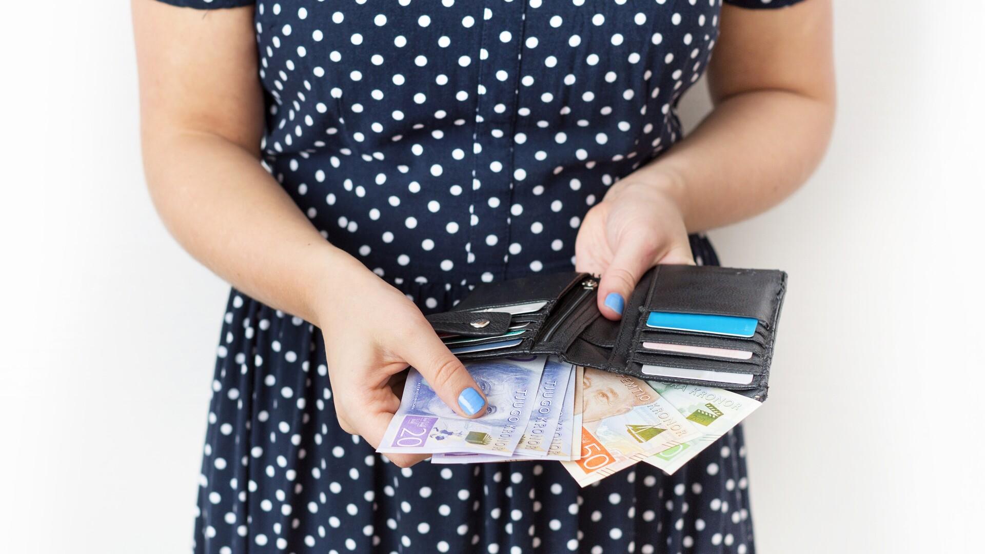 Kvinna med plånbok med sedlar