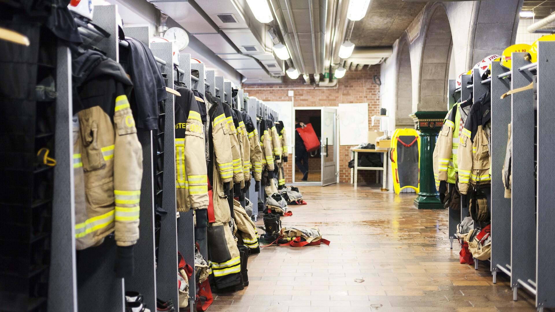 Folktomt omklädningsrum för brandmän.