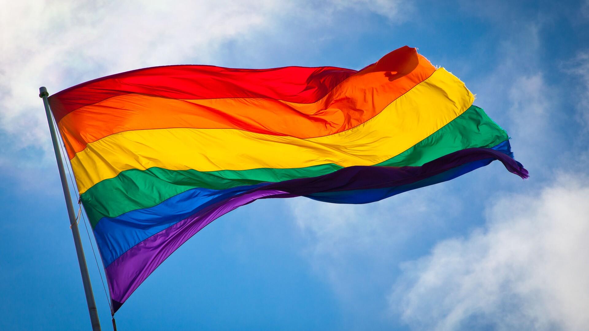 Flagga i regnbågsfärger.