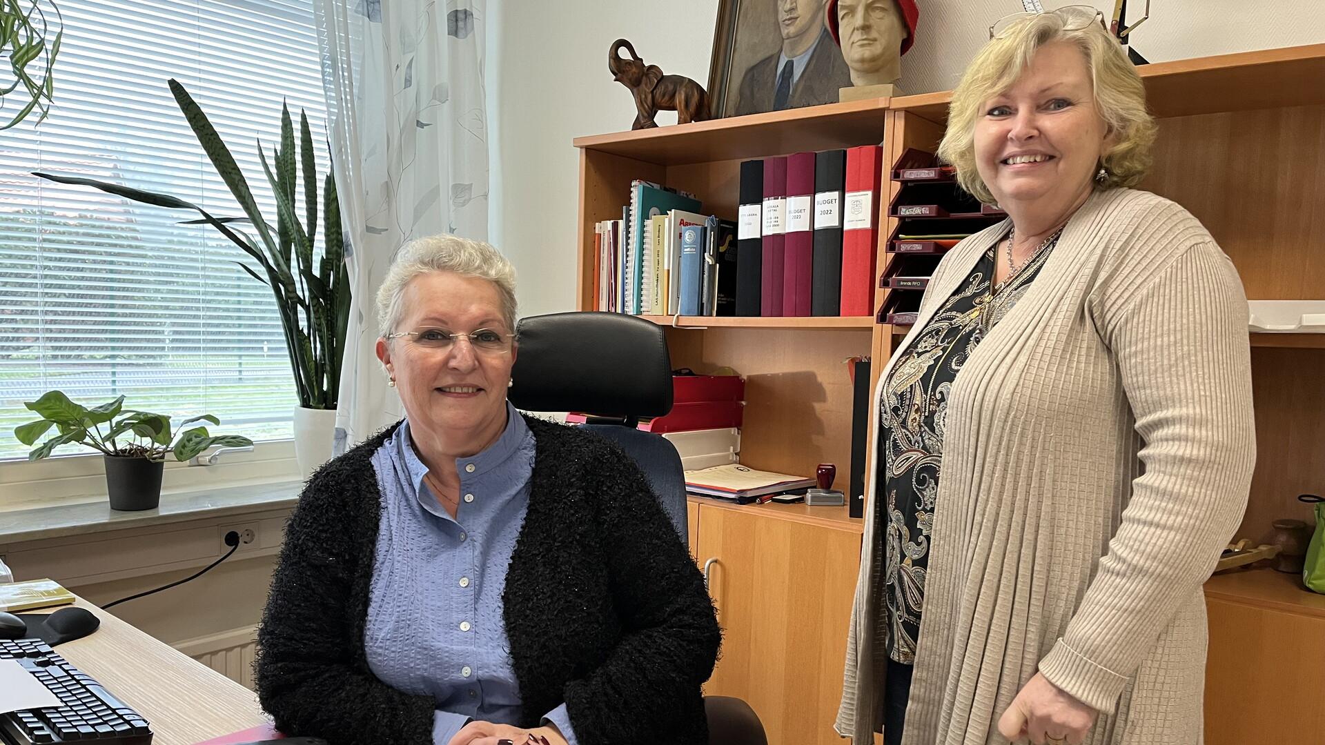 Ingrid Olsson går i pension efter 30 år i Kommunals tjänst, de sista 19 åren som ordförande i sektionen i Hörby. Carina Anderberg (stående) har varit med hela tiden