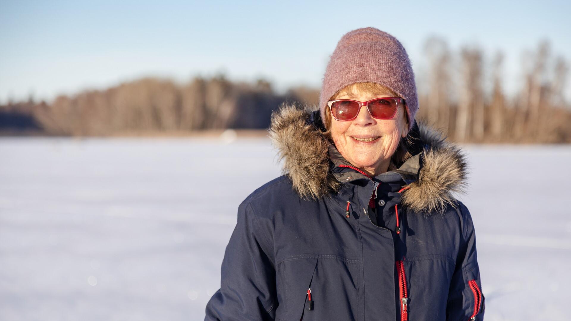 Fotografi av kvinnlig pensionär i vinterlandskap