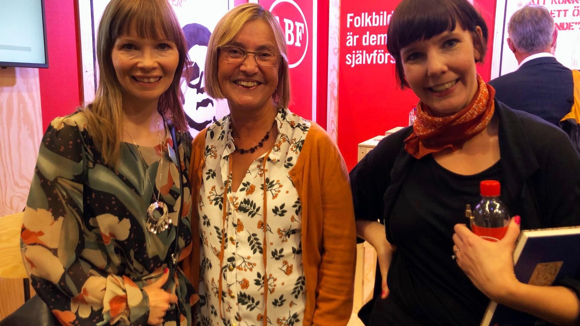 Tre deltagare i ett samtal om läsfrämjande, stående i ABF:s monter på Bokmässan.
