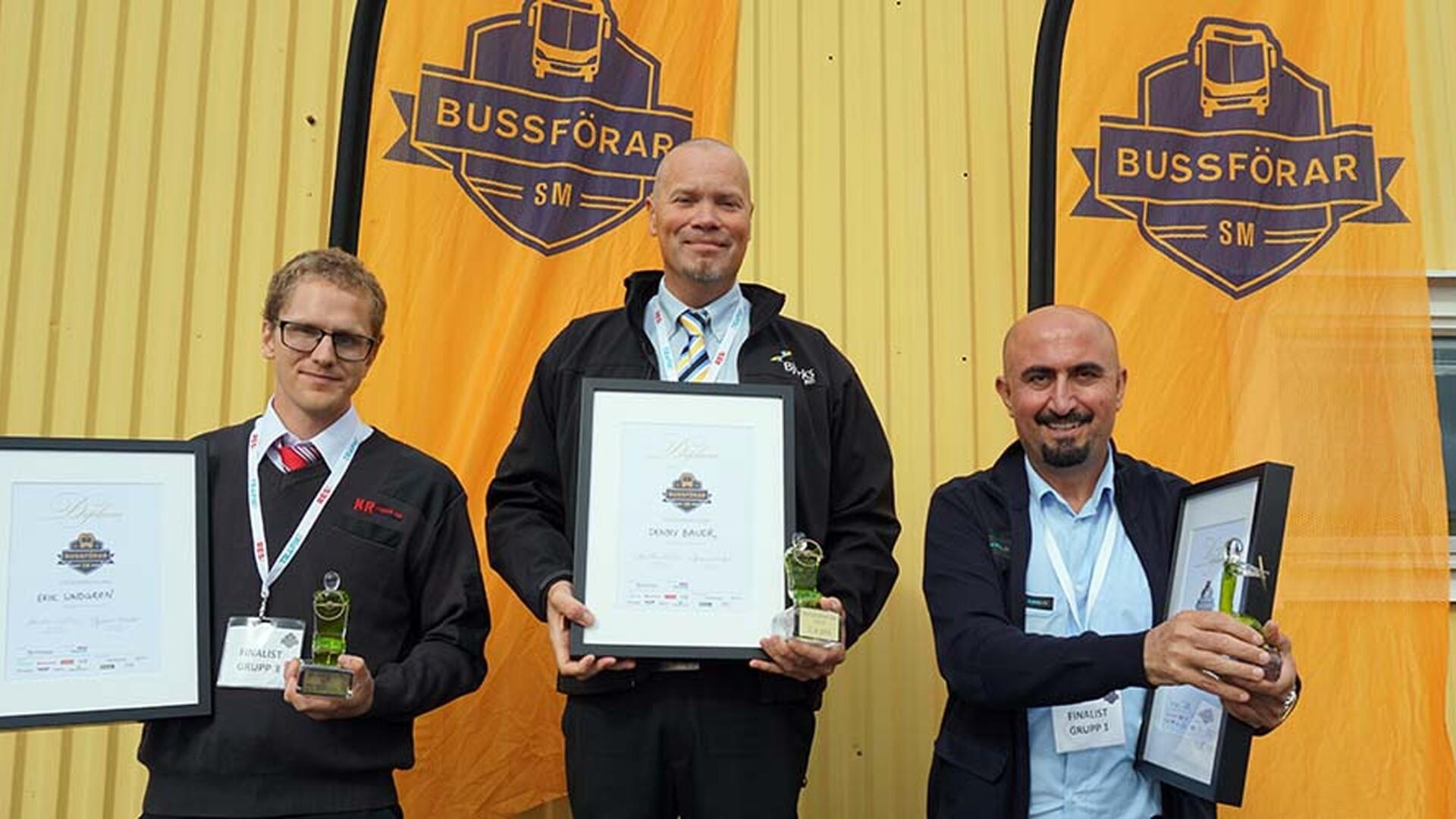 Sveriges bästa bussförare Denny Bauer med tvåan Erik Lindgren (till vänster) och Abdul Husein (till höger). 