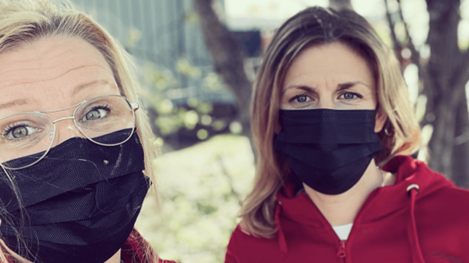 Två kvinnor med munsskydd