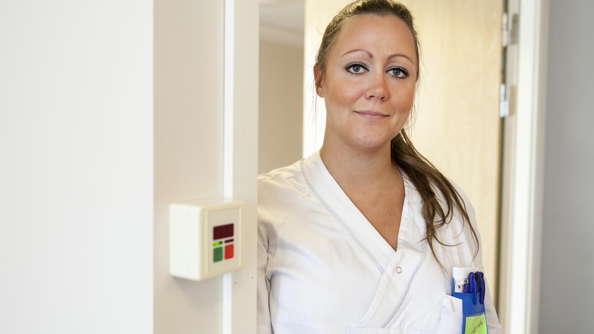 Bild på undersköterska i vita kläder