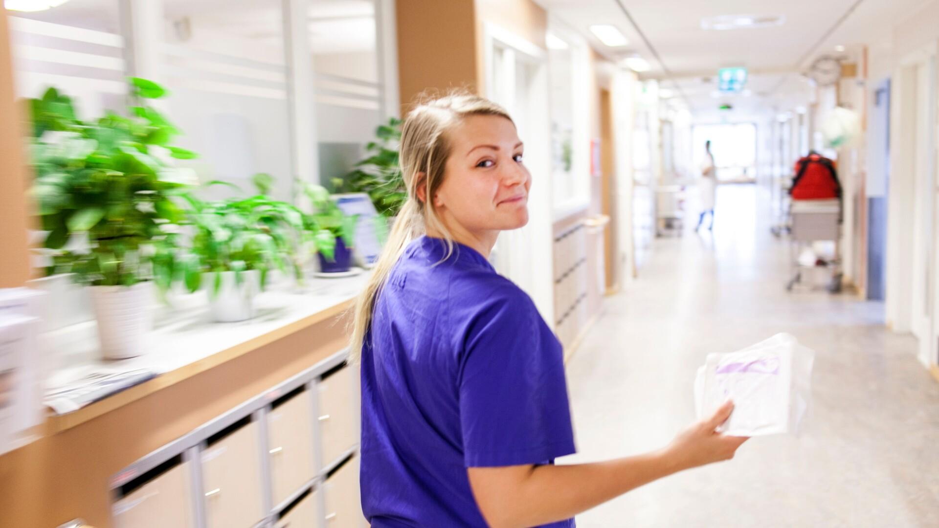 Undersköterska i sjukhuskorridor