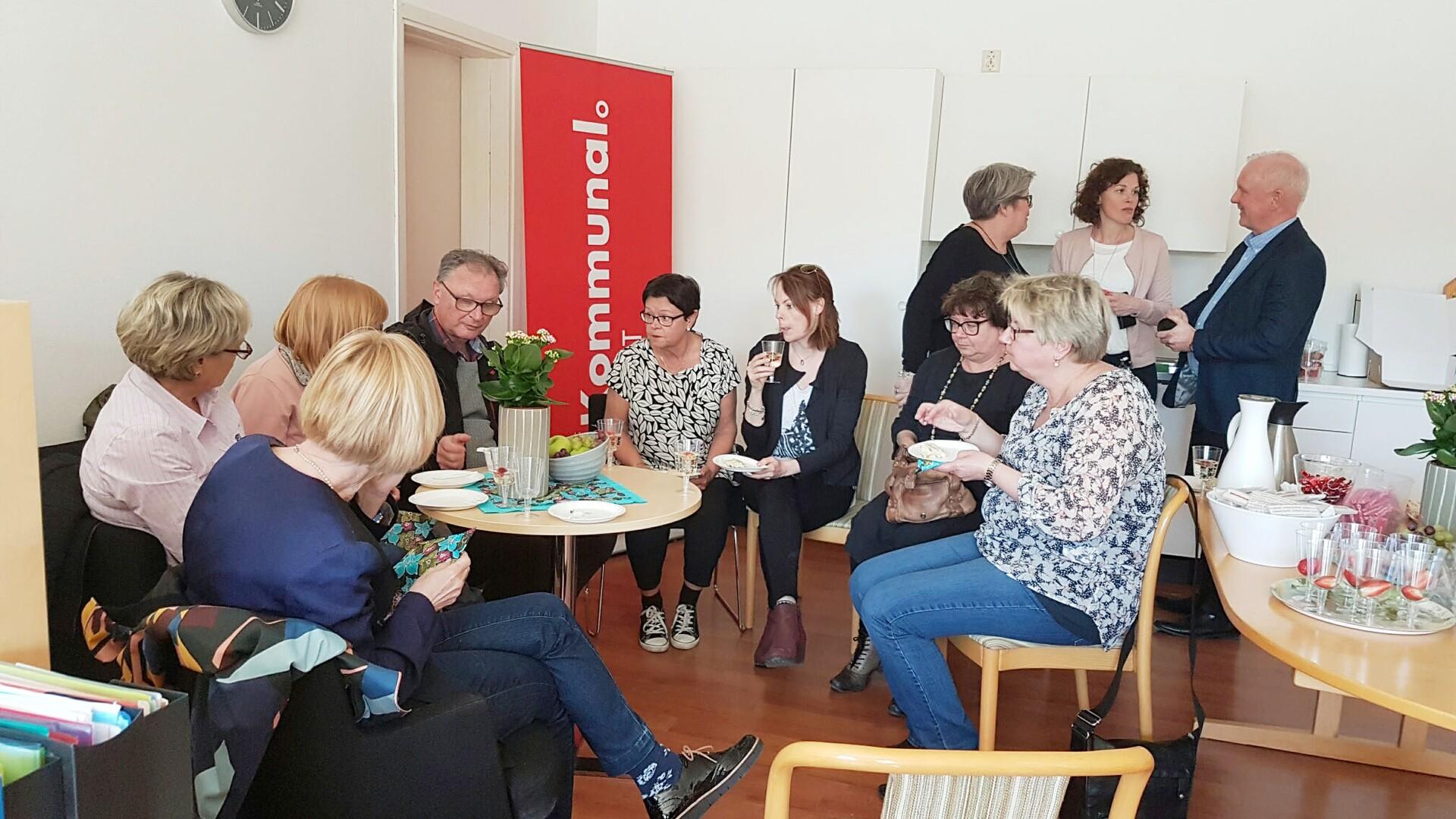 Människor som besöker sektion Habo/Mullsjö nya lokaler.