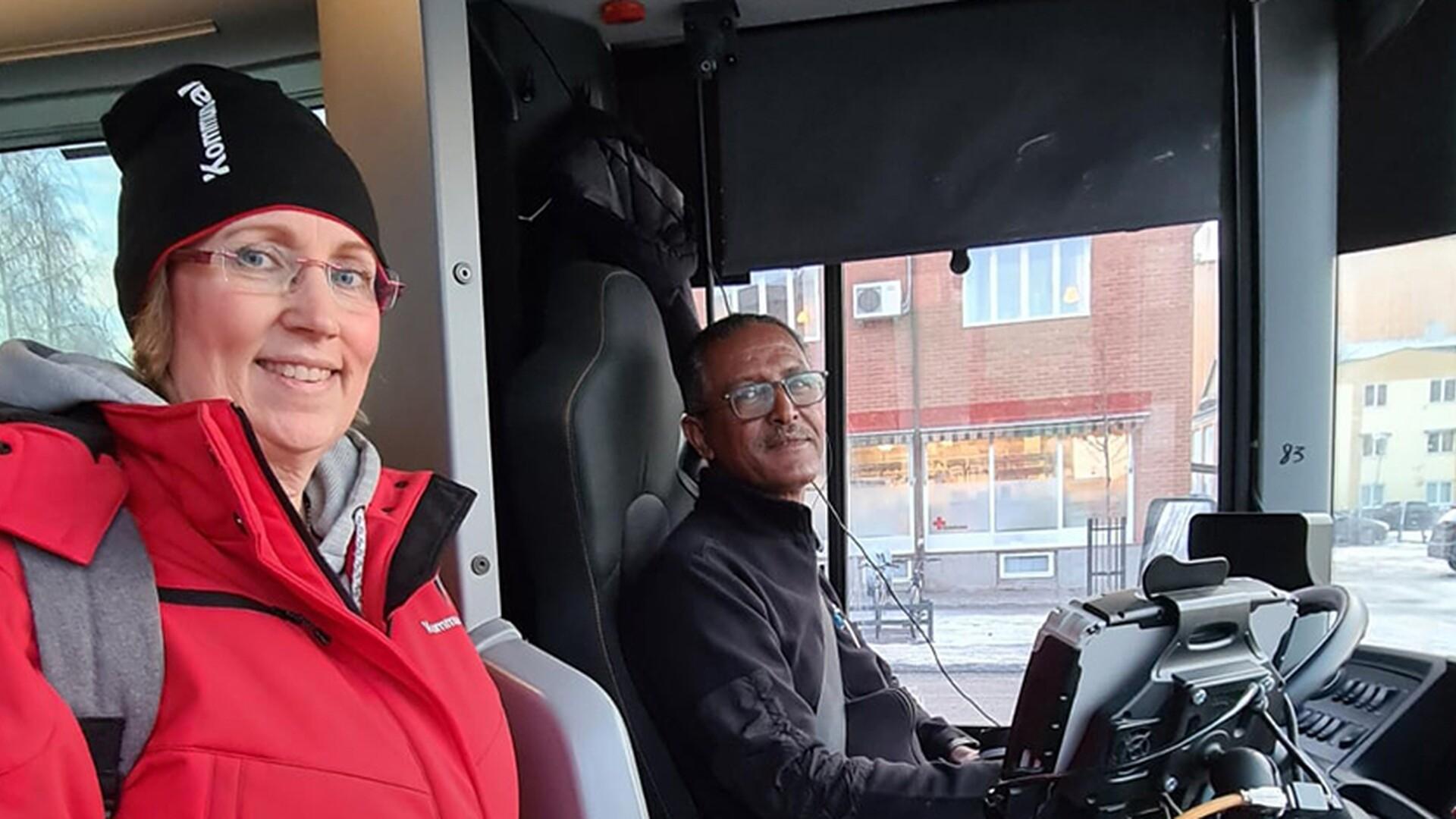 Bild på Lena Nyström på en buss tillsammans med en bussförare 