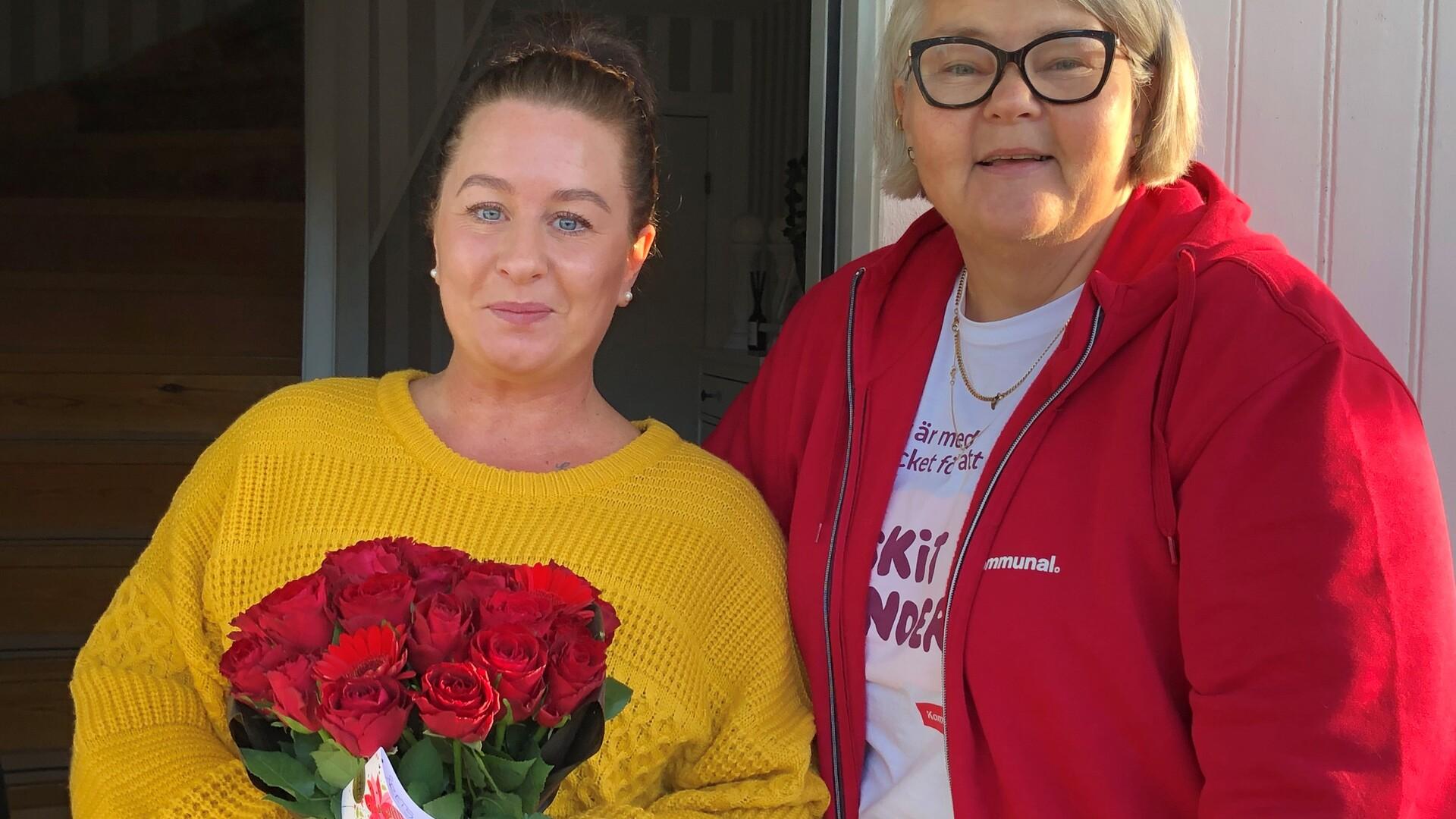Marika Lindberg är Årets skyddsombud 2021 i Kommunal Västra Svealand. Får blommor av ombudsman Carina Strömberg.