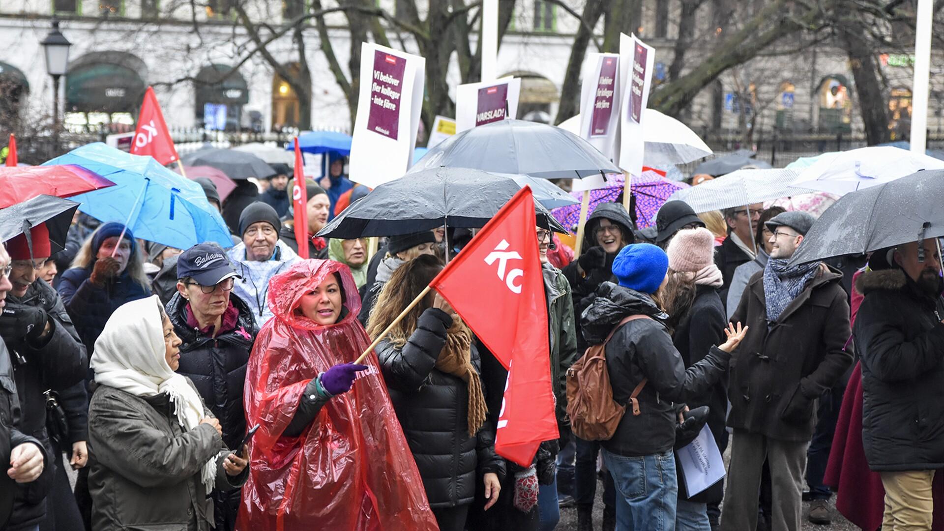 Omkring 3000 människor samlades i dag för att protestera mot omorganiseringar och varsel inom sjukvården i region Stockholm.