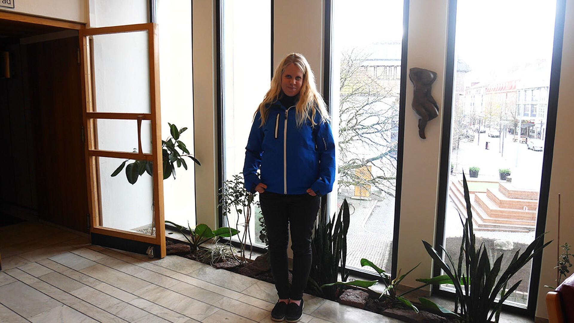 Mikaela Forss poserar med nya arbetskäder i kommunhuset i Falkenberg