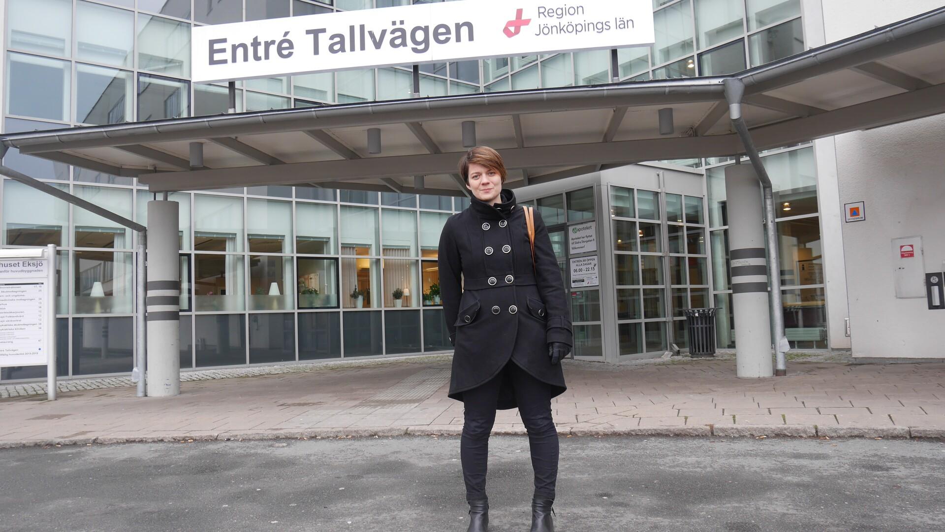Johanna Haraldsson står utanför ingången till Eksjö Sjukhus
