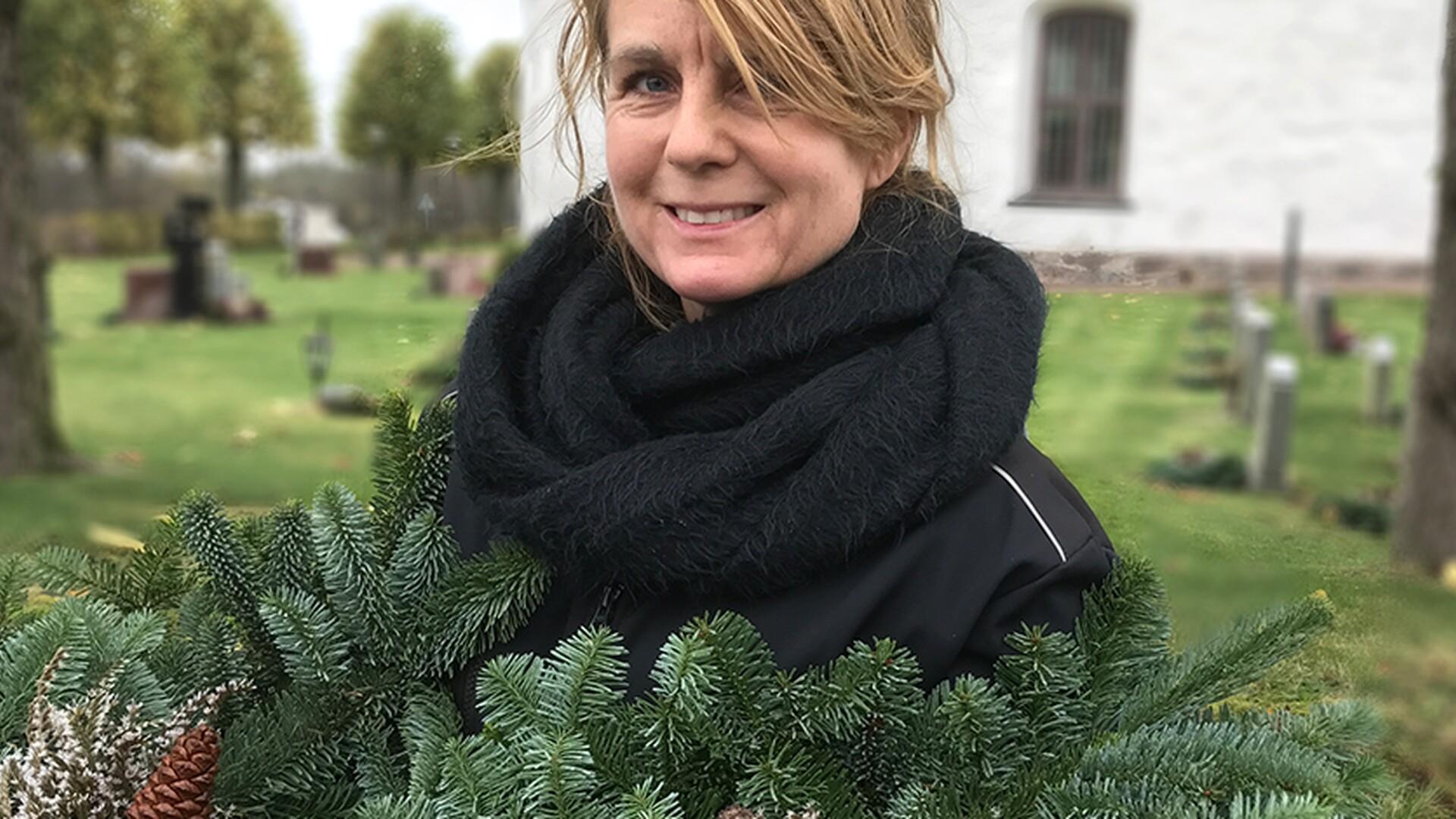 Viktoria Liljeqvist Heljemo med gravkransar på kyrkogården i Fryele.