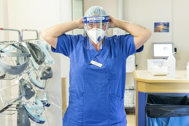 Undersköterska med munskydd arbetar under pandemin