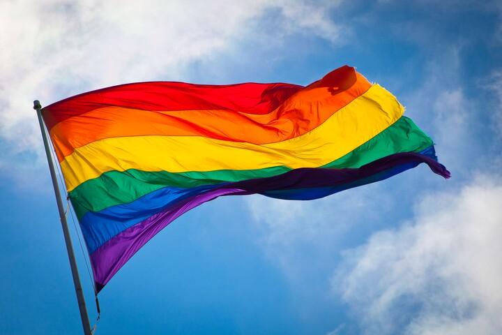 Flagga i regnbågsfärger.