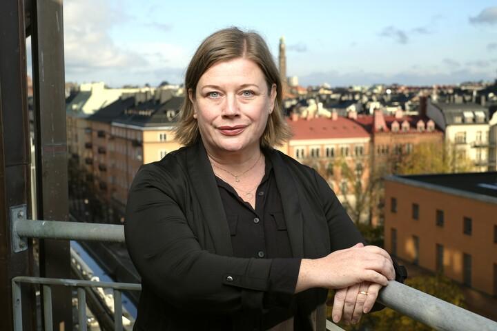 Bild på Malin Ragnegård på balkong.