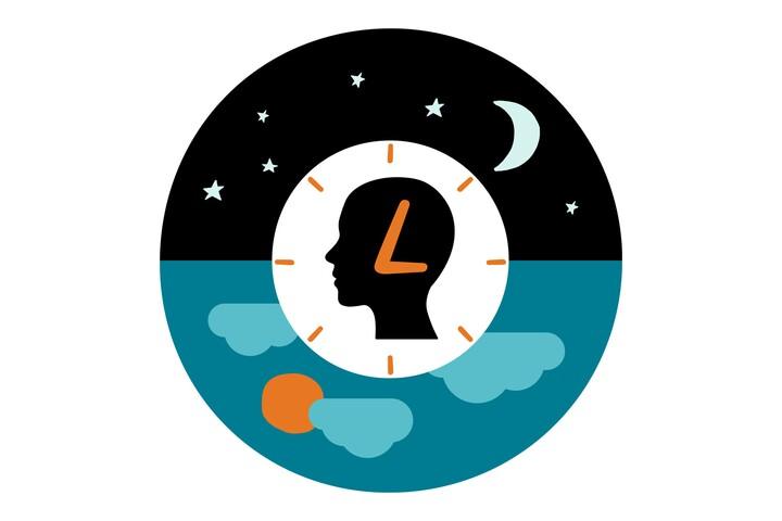 illustration av en klocka med en människas huvud i profil i mitten. Ovanför klockan syns en mörk stjärnhimmel. Under klockan syns en blå himmel med moln och en sol.