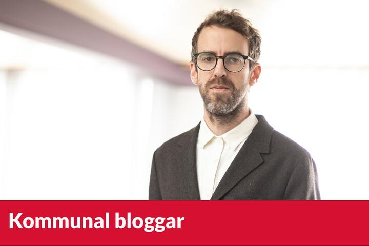 Profilbild på Anders Bucht. I nederkanten av bilden står "Kommunal bloggar" i vit text mot röd bakgrund. 