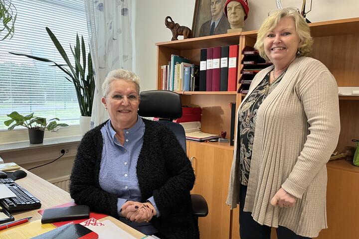 Ingrid Olsson går i pension efter 30 år i Kommunals tjänst, de sista 19 åren som ordförande i sektionen i Hörby. Carina Anderberg (stående) har varit med hela tiden