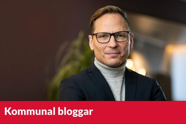 Profilbild på Johan Ingelskog. I nederkanten av bilden står "Kommunal bloggar" i vit text mot röd bakgrund. 
