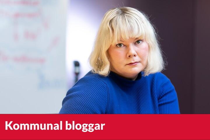 Profilbild på Mari Huupponen. I nederkanten av bilden står "Kommunal bloggar" i vit text mot röd bakgrund. 