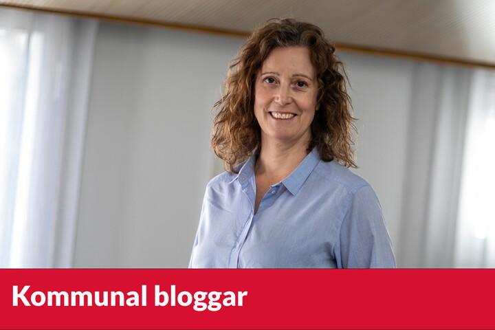 Profilbild på Anna Spånt Enbuske. I nedre delen av bilden står "Kommunal bloggar"  i vit text mot röd bakgrund.