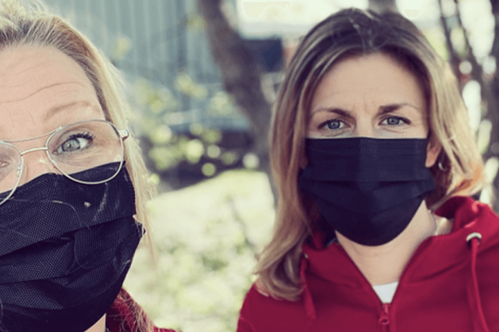 Två kvinnor med munsskydd