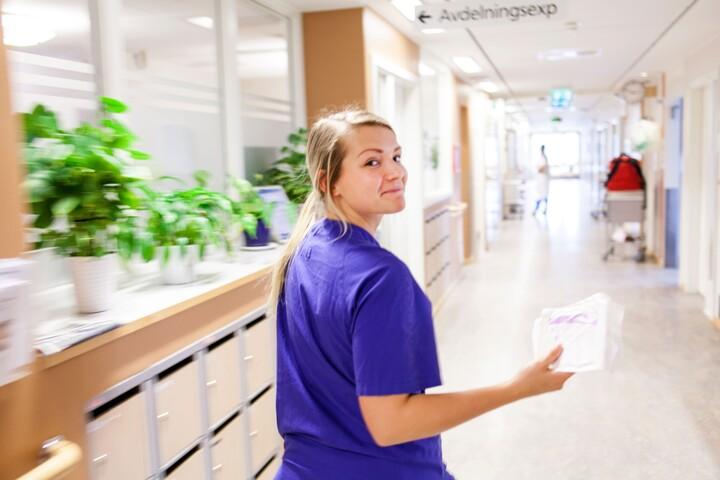 Undersköterska i sjukhuskorridor