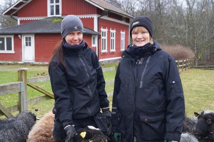 Malin Falk Forsberg och Ulrika Hjort, djurvårdare i Alingsås